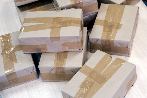 Cartons d'emballage professionnels sur table